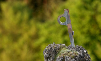 Der überdimensionale Haken vom benachbarten Wolfsberger Felsentor aus gesehen