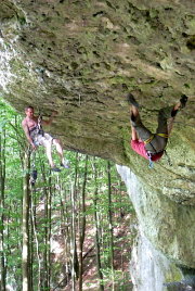 Steffen Fetzer im `D&auml;chlein´ am H&auml;ngenden Stein (Bild: Archiv Fetzer)