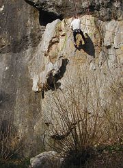 Rolf Schweickert kurz nach dem Aushebeln des zweiten Plattenst&uuml;ckes, das gerade nach unten f&auml;llt.