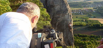 Der BR-Kameramann Florian Sutor nimmt die Edelweißkante ins Visier