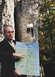 Landrat Helmut Reich bei der Pr&auml;sentation des neuen Flyers am Wei&szlig;enstein