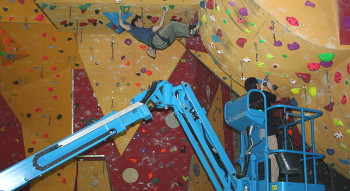 Climbers at work: Während David Dahlem im Hubsteiger eine Route schraubt, testet Dave Cato seine neue Kreation