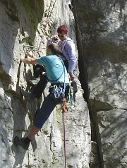 Ein neuer Haken wird gesetzt. (Bild: IG-Klettern)