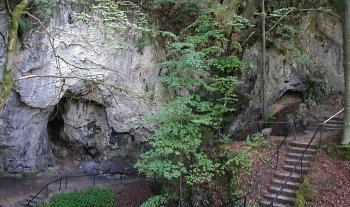 Der Innenraum der Riesenburg. Der Unfall ereignete sich an der talseitigen Außenwand der Versturzhöhle