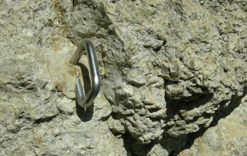 Der Haken mit ungünstiger Felsnase rechts von diesem