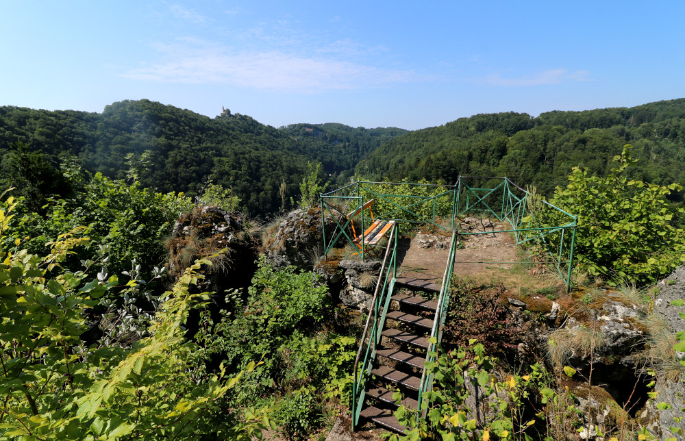 <p>Das Prunkstück der Wanderungen um Gößweinstein ist sicherlich der Balthasar-Neumann-Rundwanderweg, der im letzten Jahr anlässlich des 250. Todestages des Architekten Balthasar Neumann, dem Erbauer der Basilika Gößweinstein, angelegt wurde.</p><p>
Er verläuft auf Straßen und Pfaden in und um die Marktgemeinde. Vorbei führt er unter anderem an der Burg Gößweinstein, der Wagnershöhe und am Gernerfels.<br>
Eine Besonderheit der Wanderung ist die Gößweinsteiner Mehlbeere, die immer wieder anzutreffen ist.</p><p>
Nachfolgend findest du die Wanderwege der Gemeinde Gößweinstein!</p>